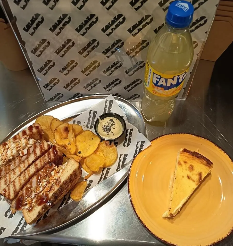 MENÚ 2 (Brocata o sándwich, Patatas, Bebidas y Postre)